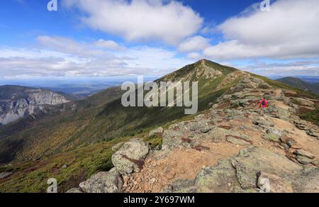 Randonneur trekking le long de la crête de montagne Franconia traversée au mont Lafayette, avec un beau paysage dans le New Hampshire, États-Unis Banque D'Images