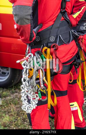 Ausrüstung der Höhenretter der Berufsfeuerwehr Gelsenkirchen, sie üben das Abseilen von einer Windenereanlage, aus 110 Metern Höhe, nach der Rettung einer verunfallten person vom Maschinenhaus, Gladbeck, NRW, Deutschland, Höhenrettung *** équipement des sauveteurs en hauteur du service d'incendie de Gelsenkirchen, pratiquant la descente en rappel à partir d'une éolienne d'une hauteur de 110 mètres après avoir sauvé une victime d'une victime d'un accident, Gladbeck, Allemagne Banque D'Images