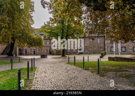 Schloss Broich am Westufer der Ruhr nahe der Innenstadt, die Befestigungsanlage ist in Teilen der frühmittelalterliche erhaltene älteste Wehrbau der späten Karolingerzeit nördlich der Alpen, heute Museum und Event Location, in Mülheim an der Ruhr, NRW, Deutschland Schloss Broich *** Château de Broich sur la rive ouest de la Ruhr près du centre-ville, la fortification est en partie la plus ancienne fortification médiévale préservée de la plus ancienne période ingienne, aujourd'hui, musée et aujourd'hui au nord des Alpes carolingiennes Mülheim an der Ruhr, NRW, Allemagne Château de Broich Banque D'Images