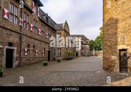 Schloss Broich am Westufer der Ruhr nahe der Innenstadt, die Befestigungsanlage ist in Teilen der frühmittelalterliche erhaltene älteste Wehrbau der späten Karolingerzeit nördlich der Alpen, heute Museum und Event Location, in Mülheim an der Ruhr, NRW, Deutschland Schloss Broich *** Château de Broich sur la rive ouest de la Ruhr près du centre-ville, la fortification est en partie la plus ancienne fortification médiévale préservée de la plus ancienne période ingienne, aujourd'hui, musée et aujourd'hui au nord des Alpes carolingiennes Mülheim an der Ruhr, NRW, Allemagne Château de Broich Banque D'Images