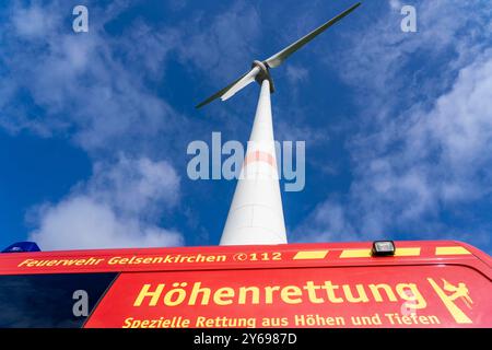 Höhenretter der Berufsfeuerwehr Gelsenkirchen üben das Abseilen von einer Windenereanlage, aus 110 Metern Höhe, nach der Rettung einer verunfallten person vom Maschinenhaus, Gladbeck, NRW, Deutschland, Höhenrettung *** les secouristes en hauteur du service d'incendie de Gelsenkirchen pratiquent le rappel à partir d'une éolienne d'une hauteur de 110 mètres après avoir sauvé une victime d'un accident de la nacelle, Gladbeck, Allemagne Banque D'Images