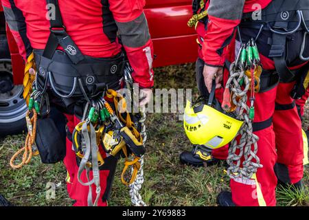 Ausrüstung der Höhenretter der Berufsfeuerwehr Gelsenkirchen, sie üben das Abseilen von einer Windenereanlage, aus 110 Metern Höhe, nach der Rettung einer verunfallten person vom Maschinenhaus, Gladbeck, NRW, Deutschland, Höhenrettung *** équipement des sauveteurs en hauteur du service d'incendie de Gelsenkirchen, pratiquant la descente en rappel à partir d'une éolienne d'une hauteur de 110 mètres après avoir sauvé une victime d'une victime d'un accident, Gladbeck, Allemagne Banque D'Images