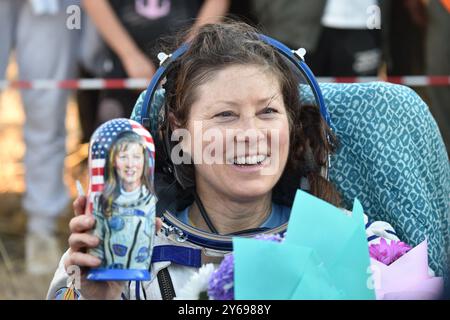 Zhezkazgan, Kazakhstan. 23 septembre 2024. L'astronaute de la NASA TRACY C. DYSON est vue souriante et tenant une poupée matryoshka douée à l'extérieur du vaisseau Soyouz MS-25 après son atterrissage avec les cosmonautes de Roscosmos Oleg Kononenko et Nikolai Chub, dans une zone reculée près de la ville de Zhezkazgan, Kazakhstan, le lundi 23 septembre 2024. Dyson revient sur Terre après avoir parcouru 184 jours dans l'espace en tant que membre des expéditions 70-71 à bord de la Station spatiale internationale et Chub et Kononenko reviennent après avoir passé les 374 derniers jours dans l'espace. (Crédit image : © NASA/GCTC/ZUMA Press Wire) USAGE ÉDITORIAL SEULEMENT! Non Banque D'Images