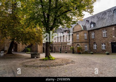 Schloss Broich am Westufer der Ruhr nahe der Innenstadt, die Befestigungsanlage ist in Teilen der frühmittelalterliche erhaltene älteste Wehrbau der späten Karolingerzeit nördlich der Alpen, heute Museum und Event Location, in Mülheim an der Ruhr, NRW, Deutschland Schloss Broich *** Château de Broich sur la rive ouest de la Ruhr près du centre-ville, la fortification est en partie la plus ancienne fortification médiévale préservée de la plus ancienne période ingienne, aujourd'hui, musée et aujourd'hui au nord des Alpes carolingiennes Mülheim an der Ruhr, NRW, Allemagne Château de Broich Banque D'Images