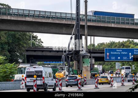 Großes Bohrgerät im Autobahnkreuz Duisburg-Kaiserberg, kompletter Um- und Neubau des Kreuz der A3 und A40, alle Brücke, Rampen, Fahrbahnen werden erneuert und teils erweitert, 8 Jahre Bauzeit, ebenso erneuert werden dort verlaufende Eisenbahnbrücken, NRW, Deutschland, AK Kaiserberg *** Grande installation de forage à Duisburg Kaiserberg *** Grande installation de forage à Duisburg Kerweitert und teils erweitert und Teils erweitert construction de pont, changement de remplacement, et de routes, 8 ans, changement de pont, et de construction, Arepart, changement de voies de chemin de chemin de chemin de chemin de chemin de chemin de chemin de chemin de chemin de chemin de fer, Allemagne, Kaiserberg interch Banque D'Images