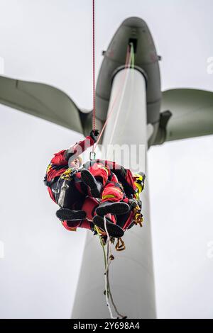 Höhenretter der Berufsfeuerwehr Gelsenkirchen üben das Abseilen von einer Windenereanlage, aus 110 Metern Höhe, nach der Rettung einer verunfallten person vom Maschinenhaus, Gladbeck, NRW, Deutschland, Höhenrettung *** les secouristes en hauteur du service d'incendie de Gelsenkirchen pratiquent le rappel à partir d'une éolienne d'une hauteur de 110 mètres après avoir sauvé une victime d'un accident de la nacelle, Gladbeck, Allemagne Banque D'Images