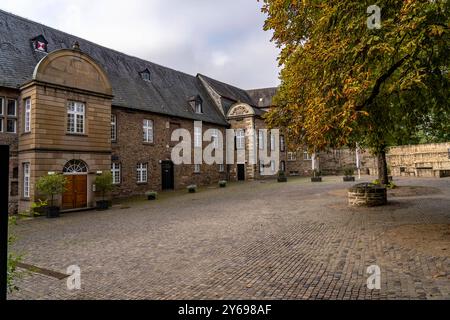 Schloss Broich am Westufer der Ruhr nahe der Innenstadt, die Befestigungsanlage ist in Teilen der frühmittelalterliche erhaltene älteste Wehrbau der späten Karolingerzeit nördlich der Alpen, heute Museum und Event Location, in Mülheim an der Ruhr, NRW, Deutschland Schloss Broich *** Château de Broich sur la rive ouest de la Ruhr près du centre-ville, la fortification est en partie la plus ancienne fortification médiévale préservée de la plus ancienne période ingienne, aujourd'hui, musée et aujourd'hui au nord des Alpes carolingiennes Mülheim an der Ruhr, NRW, Allemagne Château de Broich Banque D'Images