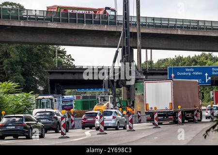 Großes Bohrgerät im Autobahnkreuz Duisburg-Kaiserberg, kompletter Um- und Neubau des Kreuz der A3 und A40, alle Brücke, Rampen, Fahrbahnen werden erneuert und teils erweitert, 8 Jahre Bauzeit, ebenso erneuert werden dort verlaufende Eisenbahnbrücken, NRW, Deutschland, AK Kaiserberg *** Grande installation de forage à Duisburg Kaiserberg *** Grande installation de forage à Duisburg Kerweitert und teils erweitert und Teils erweitert construction de pont, changement de remplacement, et de routes, 8 ans, changement de pont, et de construction, Arepart, changement de voies de chemin de chemin de chemin de chemin de chemin de chemin de chemin de chemin de chemin de chemin de fer, Allemagne, Kaiserberg interch Banque D'Images