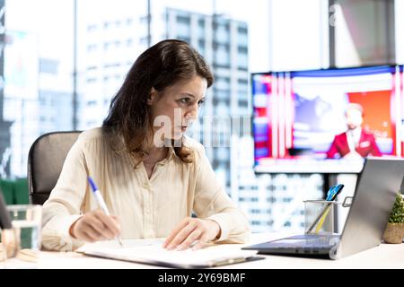 Directrice générale approuvant les demandes et signant les contrats importants en tant que chef de la direction de son entreprise, résolvant les tâches administratives quotidiennes. Entrepreneur traitant de la bureaucratie des entreprises. Banque D'Images