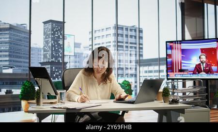 Leader féminin avec un pouvoir exécutif signant des contrats de travail et approuvant les demandes des employés, tâches administratives quotidiennes pour la productivité. Autorisation de demande de congé ou contrat de licence. Caméra B. Banque D'Images