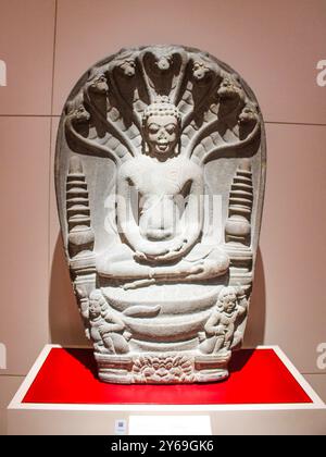 Bangkok, Thaïlande, Asie du Sud-est, Asie. Musée national de Bangkok. Sculpture de Bouddha en méditation sous sept têtes Naga, CA 9ème -10ème siècle AD. Trouvé dans le temple de Pradu Songtham, province d'Ayutthaya. Banque D'Images