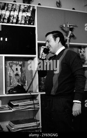 Le cinéaste argentin Enrique Carreras lors d'une interview à Buenos Aires, Argentine, le 23 avril 1971. Banque D'Images