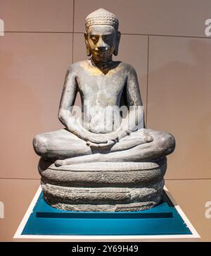 Bangkok, Thaïlande, Asie du Sud-est, Asie. Musée national de Bangkok. Sculpture de Bouddha abritée par les Naga en pose méditatione. Lopburi Art (art khmer en Thaïlande), style Bayon, 13ème siècle après JC. Trouvé dans le district de Phimal, province de Ratchasima. Banque D'Images