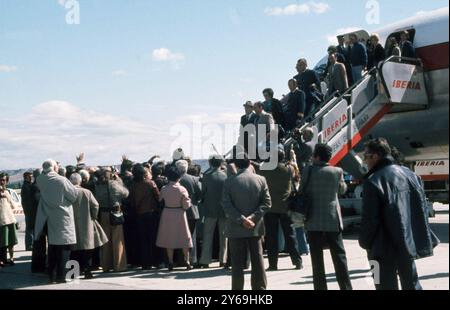 SANCHEZ DE ALBORNOZ, CLAUDIO. HISTORIADOR ESPAÑOL . MADRID 1893 - 1984. REGRESO A ESPAÑA TRAS SU EXILIO. LLEGADA EN EL AEROPUERTO DE MADRID 1976. Banque D'Images