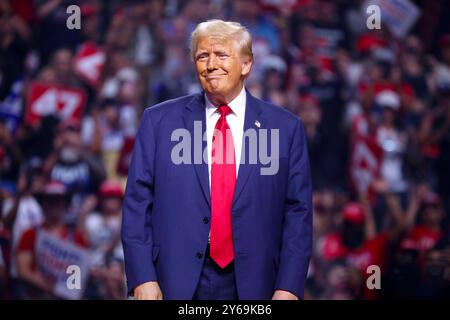 GLENDALE, ARIZONA, États-Unis - 23 août 2024 - L'ancien président des États-Unis Donald Trump s'entretient avec les participants à un rassemblement Arizona for Trump Banque D'Images