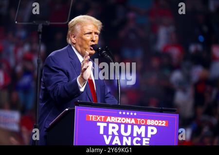 GLENDALE, ARIZONA, États-Unis - 23 août 2024 - L'ancien président des États-Unis Donald Trump s'entretient avec les participants à un rassemblement Arizona for Trump Banque D'Images