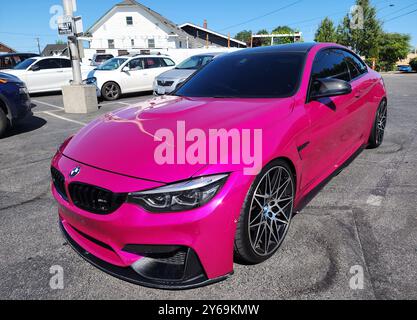 Seattle, WA, USA -19 juillet 2024 : BMW F82 M4 compétition couleur rose vue avant. BMW F82 M4 est la version sport de la voiture BMW. Banque D'Images