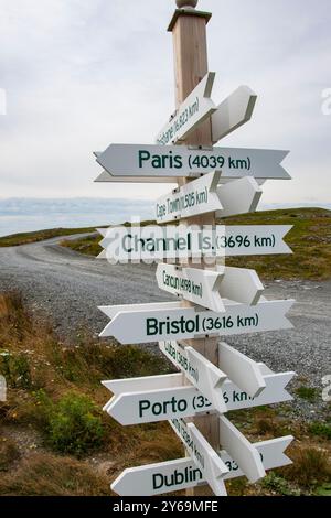 Panneaux directionnels vers diverses villes du phare de Green point à Port de grave, Terre-Neuve-et-Labrador, Canada Banque D'Images