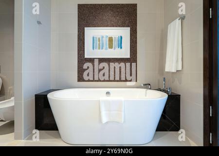 Banyo moderne dans la salle de bains à rixos marina, Abu Dhabi Banque D'Images