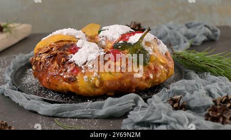 Bolo Rei ou Kings Cake est un gâteau traditionnel de Noël avec fruits raisins secs noix et cerise sur le comptoir kitcthen. Est fait pour Noël, Carnavale ou Mardi Banque D'Images