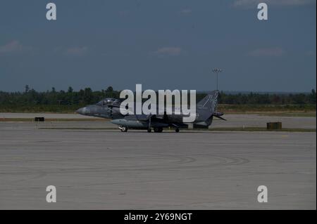 Un AV-8B Harrier II du corps des Marines des États-Unis se dirige vers la piste pour décoller à l'aérodrome de Wheeler-Sack Army lors de l'exercice Jaded Thunder à Fort Drum, NY, le 17 septembre 2024. (Photo de la Garde nationale aérienne américaine par l'aviateur principal Dylan McCrink) Banque D'Images