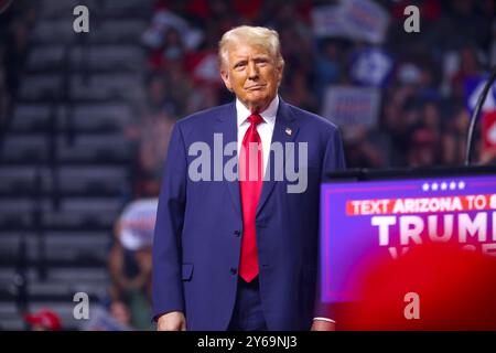 GLENDALE, ARIZONA, États-Unis - 23 août 2024 - L'ancien président des États-Unis Donald Trump s'entretient avec les participants à un rassemblement Arizona for Trump Banque D'Images