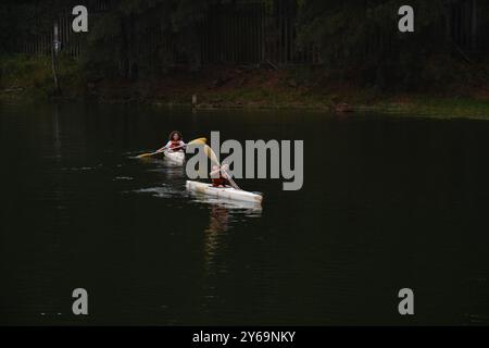 Caxias do Sul, Brésil. 24 septembre 2024. Images des élèves du programme Caxias Navegar, qui offre des cours dans les sports nautiques de canoë, aviron et voile depuis 2001, pour les élèves de tous les systèmes scolaires de la ville âgés de huit à 17 ans. Caxias do Sul, RS, mardi (24). Crédit : Antônio Machado/FotoArena/Alamy Live News Banque D'Images