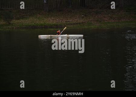 Caxias do Sul, Brésil. 24 septembre 2024. Images des élèves du programme Caxias Navegar, qui offre des cours dans les sports nautiques de canoë, aviron et voile depuis 2001, pour les élèves de tous les systèmes scolaires de la ville âgés de huit à 17 ans. Caxias do Sul, RS, mardi (24). Crédit : Antônio Machado/FotoArena/Alamy Live News Banque D'Images