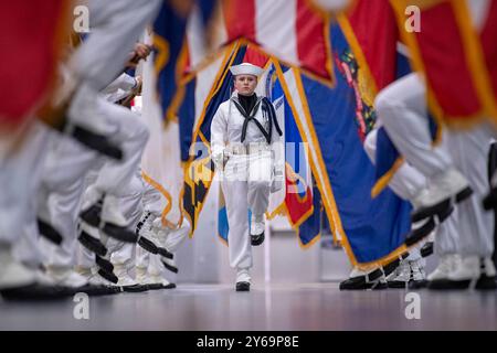 Great Lakes, Illinois, États-Unis. 19 septembre 2024. Les recrues de la division performance portant des drapeaux d'État défilent sur le pont d'entraînement lors de la revue du Pass in Review du US Navy Recruit Training Command à la base navale Great Lakes, en Illinois, en septembre. 19, 2024. Plus de 40 000 recrues s'entraînent chaque année dans le seul camp d'entraînement de la Marine. (Crédit image : © Christopher M. O'Grady/U.S. Navy/ZUMA Press Wire) USAGE ÉDITORIAL UNIQUEMENT ! Non destiné à UN USAGE commercial ! Banque D'Images