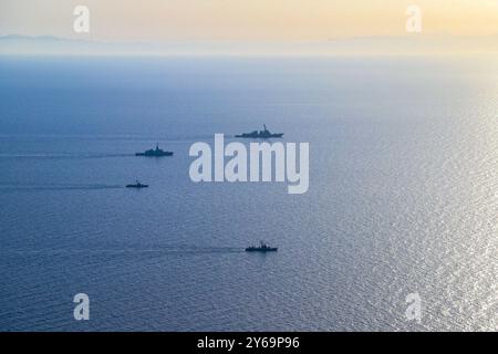 12 septembre 2024 - zone de responsabilité de la 5e flotte des États-Unis - le missile guidé de classe Arleigh Burke USS Michael Murphy (DDG 112) navigue avec la marine égyptienne lors de l'exercice Eagle Defender 24. Eagle Defender 24 est un exercice maritime bilatéral avec la Force navale égyptienne conçu pour améliorer l'interopérabilité et la préparation, renforcer les relations entre militaires et faire progresser les capacités opérationnelles, permettant aux forces navales participantes de développer efficacement les compétences nécessaires pour faire face aux menaces à la sécurité régionale, à la liberté de navigation et à la libre circulation du commerce. (Crédit image : © U. Banque D'Images