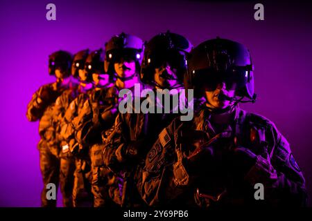 Columbia, Caroline du Sud, États-Unis. 6 septembre 2024. Les soldats américains du 2e bataillon de soutien à la sécurité de l'aviation, du 151e régiment d'aviation (2-151e SSAB), du 59e commandement des troupes de l'aviation, de la Garde nationale de Caroline du Sud, participent à une séance de photos pour soutenir le recrutement des gardes nationales de Caroline du Sud et les efforts de gestion des talents. Les photos ont été prises par des spécialistes de l'information visuelle (V.I.) de la Garde nationale de Caroline du Sud dans un studio local à Greenville, Caroline du Sud, en septembre. 5, 2024. Les soldats présentés sont des aviateurs 2-151st SSAB qui sont généralement chargés d'effectuer des vols Banque D'Images