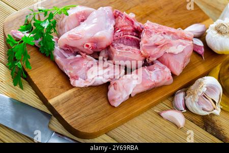 Pattes de lapin portionnées et selle aux herbes et épices Banque D'Images