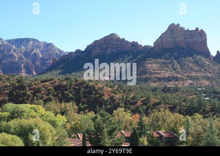 Les majestueuses montagnes de l'Arizona s'élèvent au loin, encadrées par des arbres désertiques luxuriants, capturant la beauté sauvage et sereine du Sud-Ouest. Banque D'Images