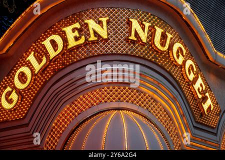 Las Vegas, Nevada, États-Unis d'Amérique - 10 juin 2024 : le panneau lumineux du Golden Nugget Casino à Las Vegas brille en lettres jaunes illuminées *** Das beleuchtete Schild des Golden Nugget casinos à Las Vegas erstrahlt in gelben Leuchtbuchstaben Banque D'Images