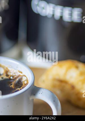 Café expresso, pétillant et chaud dans une petite tasse blanche, dans une cuisine domestique, Worcestershire, Royaume-Uni. Banque D'Images