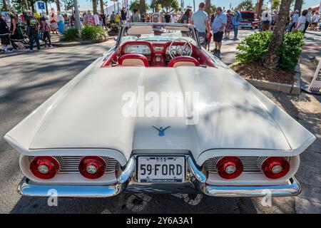 1959 ford thunderbird convertibleat the Cooly Rocks on festival à Coolangatta, Gold Coast, queensland, Australie Banque D'Images