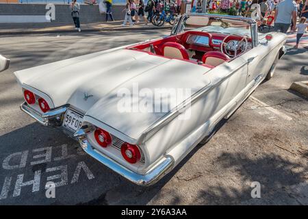 1959 ford thunderbird convertibleat the Cooly Rocks on festival à Coolangatta, Gold Coast, queensland, Australie Banque D'Images