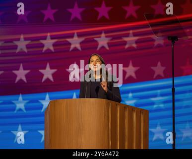 CHICAGO, Ill. – 19 août 2024 : le représentant Alexandria Ocasio-Cortez (d-NY) s'adresse à la Convention nationale démocrate de 2024 au United Center. Banque D'Images