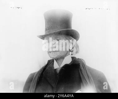 Dr Mary Edwards Walker, 1832-1919, portrait de la tête et des épaules, face à la gauche, coiffé d'un chapeau haut-de-forme et d'un manteau d'homme, vers 1911, 1 tirage photographique. Banque D'Images