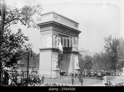 Cercueil de l'ancien maire de New York John Purroy Mitchel sur un wagon à Washington Memorial Arch, Washington Square, New York City, 1918, imprimé 1950-1980, Mitchel, John Purroy, 1879-1918, Death & Burial, Memorial arches, New York (État), New York, 1910-1920, tirages photographiques, 1950-1980., tirages photographiques, 1950-1980, George Grantham ., 1 tirage photographique. Banque D'Images