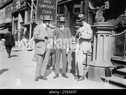 Jas. Radley dans la rue avec d'autres, New York, New York, négatifs verre, 1 négatif : verre; 5 x 7 pouces ou plus petit. Banque D'Images