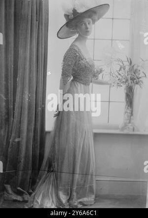 Miss V. Mackay Smith debout à côté d'un vase de fleurs, négatifs en verre, 1 négatif : verre ; 5 x 7 po. ou plus petit. Banque D'Images