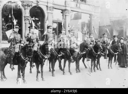Boy Army- Boy Scouts, Londres. Sept garçons, en uniforme, tous montés à cheval., Londres, négatifs en verre, 1 négatif : verre ; 5 x 7 po. ou plus petit. Banque D'Images