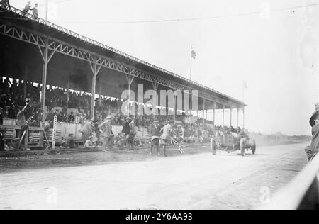 Harry Grant dans Alco car Winning Cup Race, 1910, Kadel photo / Kadel photo, 1910, course automobile, négatifs verre, 1 négatif : verre; 5 x 7 pouces ou plus petit. Banque D'Images