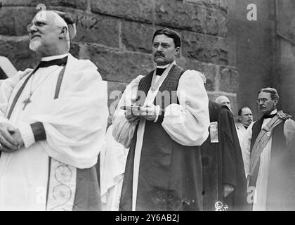 Consécration Cathédrale de Saint John, Bishop C.S. Burch, Bishop Greer, négatifs en verre, 1 négatif : verre; 5 x 7 pouces ou plus petit. Banque D'Images