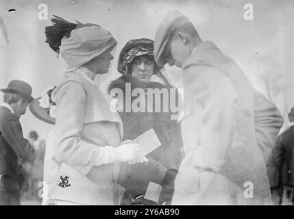 MRS A. Scott Burden, photo montre socialite et collectionneur d'art MRS Arthur Scott Burden (1884-1966), anciennement l'honorable Cynthia Burke Roche de Londres., 1911 mai 1, négatifs en verre, 1 négatif : verre ; 5 x 7 po. ou plus petit. Banque D'Images