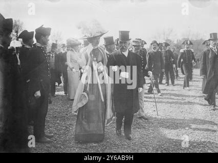 AMB. Leishman et la reine d'Italie à l'exposition de Rome, entre environ 1910 et environ 1915, négatifs en verre, 1 négatif : verre ; 5 x 7 po. ou plus petit. Banque D'Images