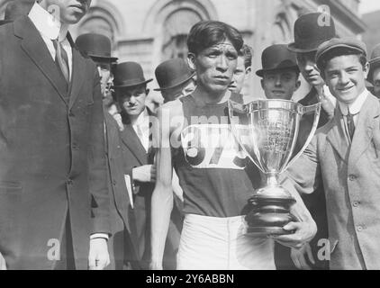 Lewis Tewanima, photo montre le coureur de fond américain Hopi et médaillé olympique Louis Tewanima (1888-1969) après avoir remporté un marathon à New York, le 6 mai 1911., 1911 6 mai, athlétisme sur piste, Indiens d'Amérique du Nord, négatifs en verre, 1 négatif : verre ; 5 x 7 po. ou plus petit. Banque D'Images