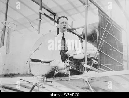 Tom Sopwith, photo montre l'aviateur anglais Thomas Octave Murdoch Sopwith (1888-1989) dans le biplan Howard Wright., CA. 1910, pilotes aériens, négatifs en verre, 1 négatif : verre; 5 x 7 pouces ou plus petit. Banque D'Images