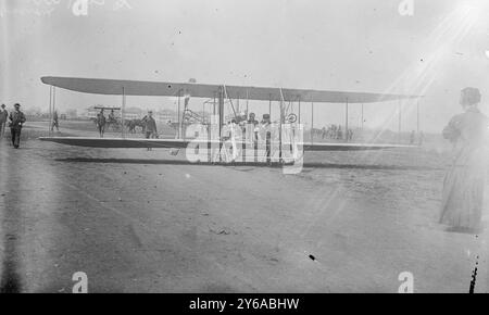 Avion de San Antonio utilisé pour les messages de l'armée, la photographie montre un biplan Wright modèle 'B' qui a été loué à l'armée américaine en 1911 à San Antonio, Texas., entre environ 1910 et environ 1915, avions, négatifs en verre, 1 négatif : verre ; 5 x 7 po. ou plus petit. Banque D'Images